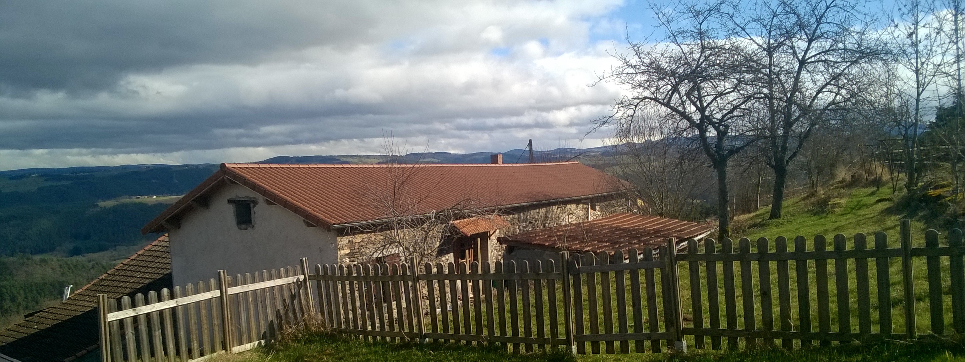 Vue du gîte sur les Gorges de la Loire et les Marches du Velay